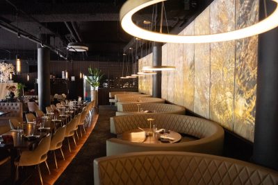 Het interieur van Azura in Amsterdam