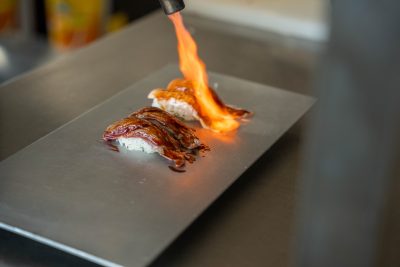 Aburi sushi wordt geflambeerd